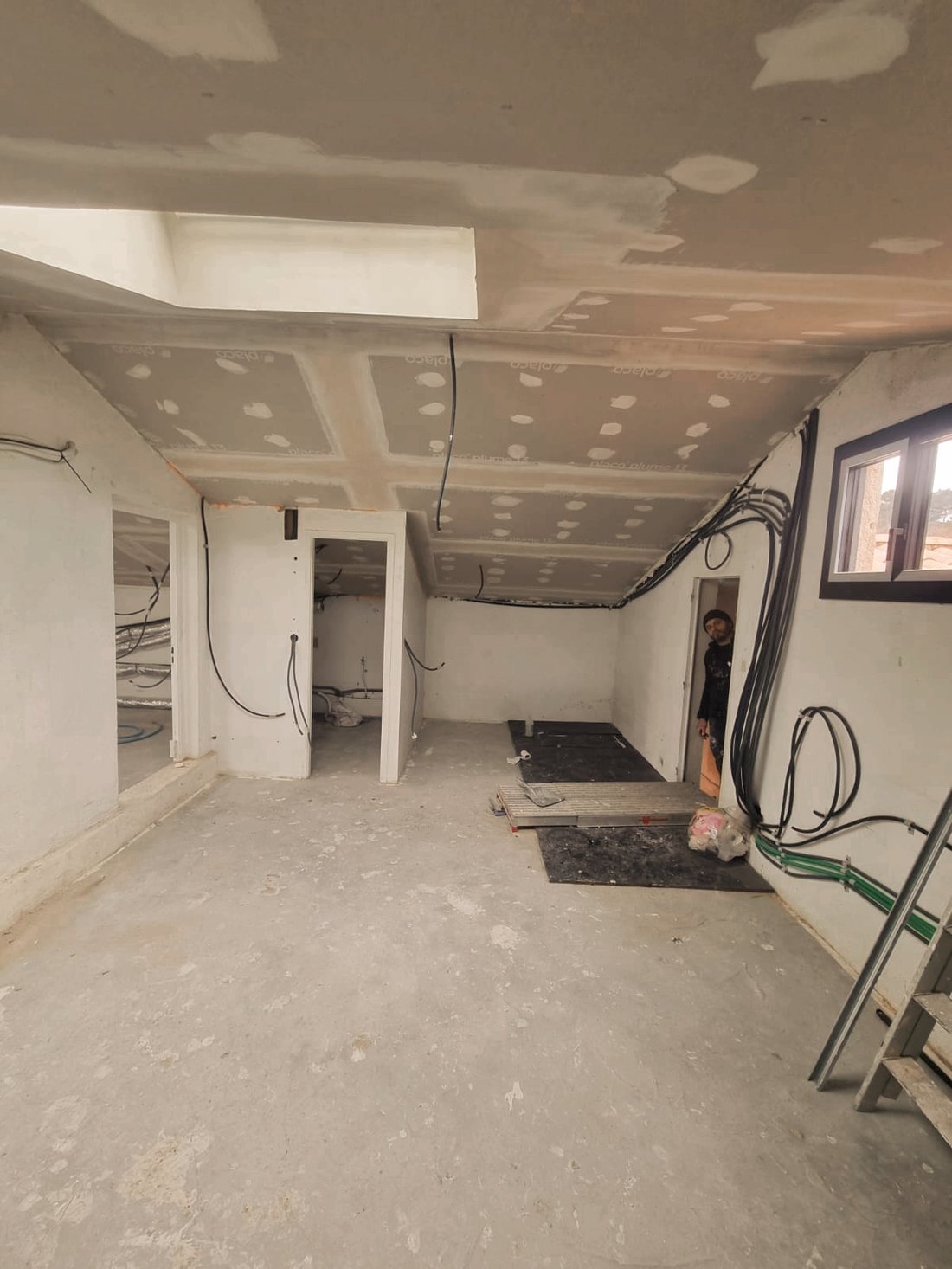 Combles en cours d'aménagement, velux et fenêtre posés