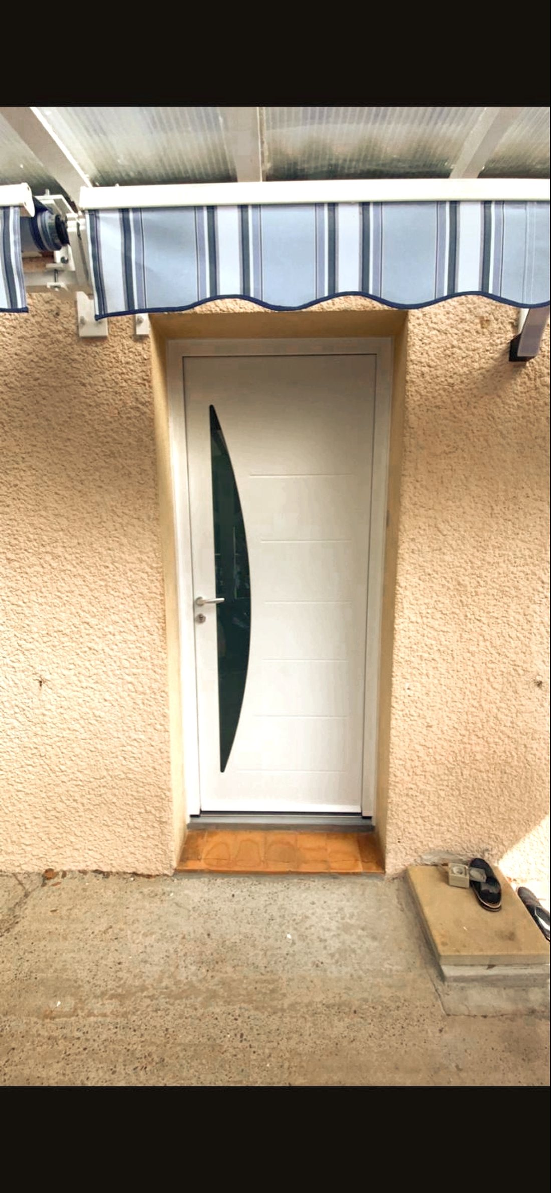 Porte en bois massif posée sur un cabanon en pierre
